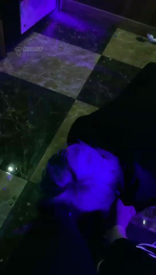 女M安蔓 两个萝莉素人歌厅玩我 2 