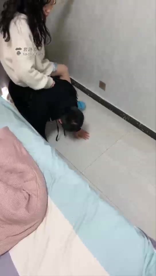 婷婷 学生小主玩她的狗 