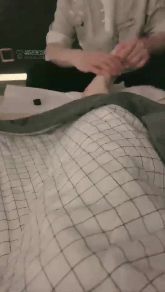 海拉女神 按脚放松 