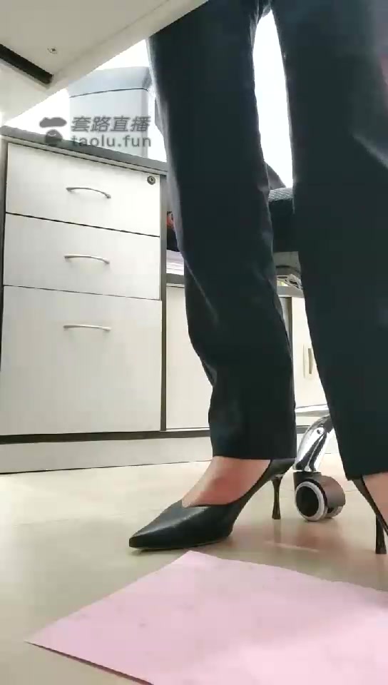 芒果s 第一视角 裸足 面包 鞋垫 