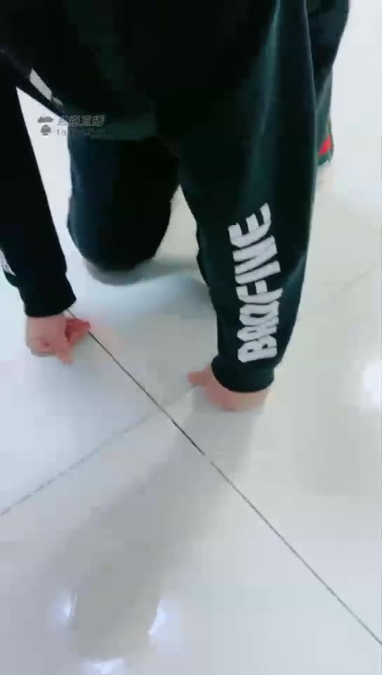 短发 高清 可爱棉拖 美脚玩狗 喝圣水 