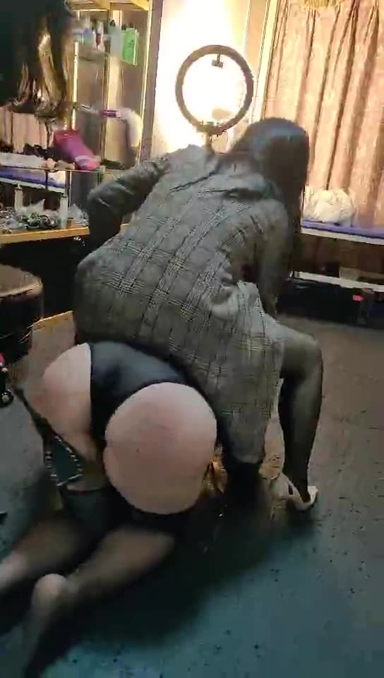 圣蒂祖宗的母狗 被圣蒂祖宗的两位闺蜜调教 