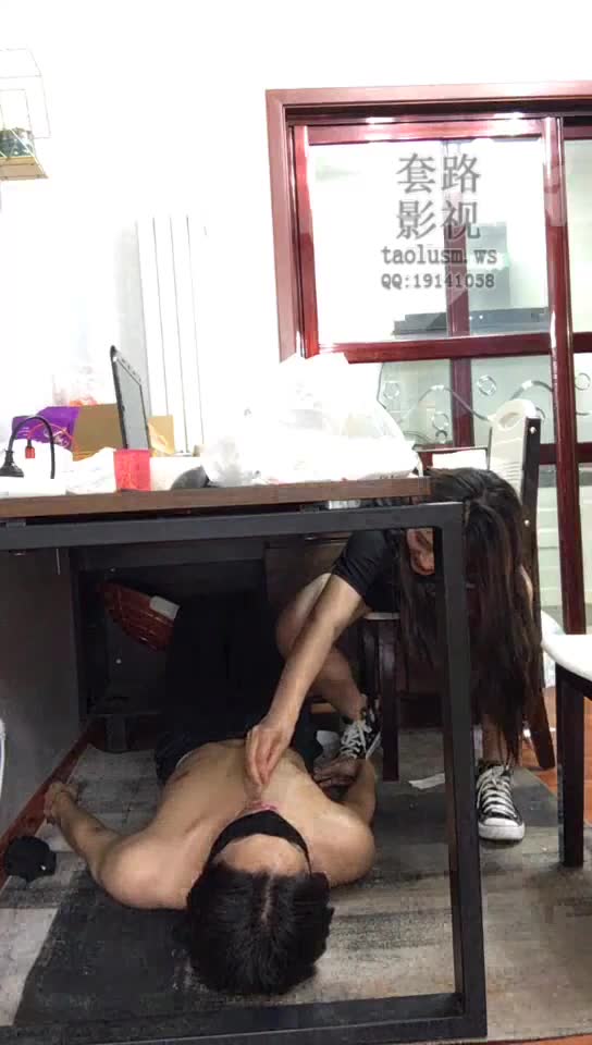 00后小艾丝 办公桌下的脚垫 