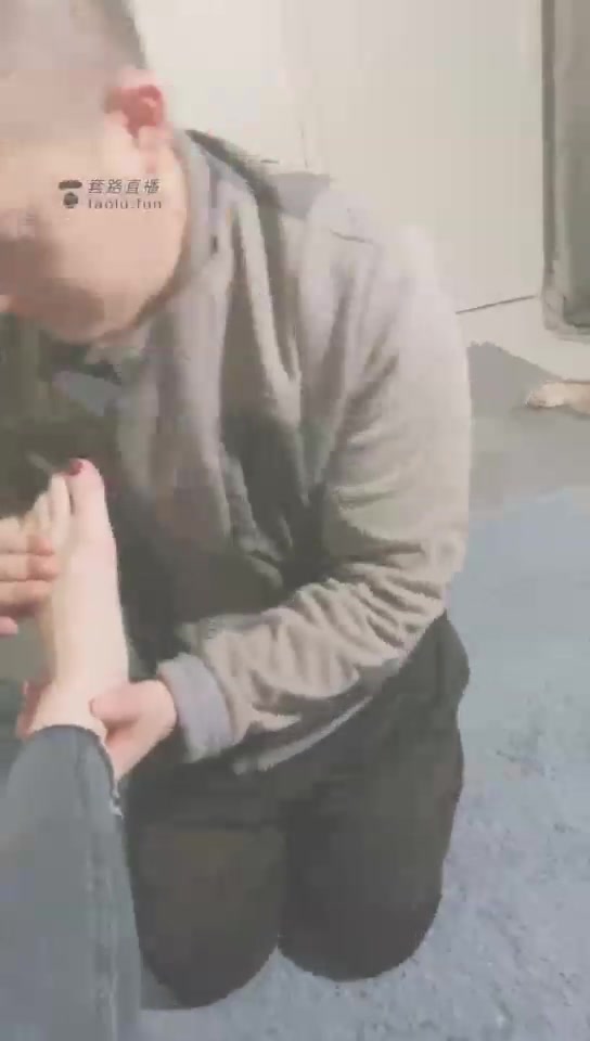 妖妖学姐 双主享受双奴的按脚 