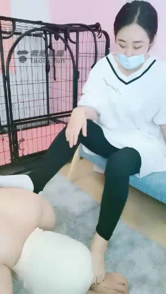 雪儿 贱狗跪在主人脚下臣服 