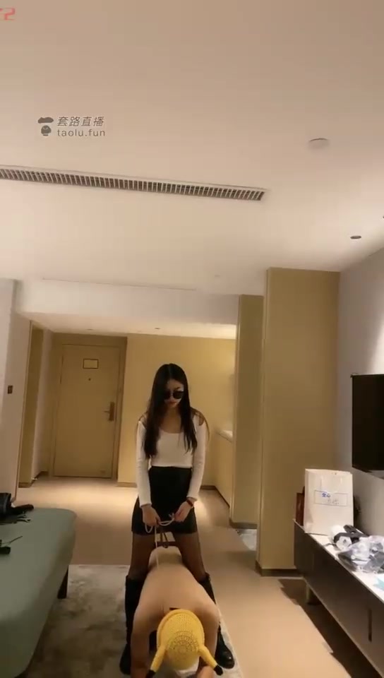草莓 双模特儿玩小弟 长靴丝袜诱惑 
