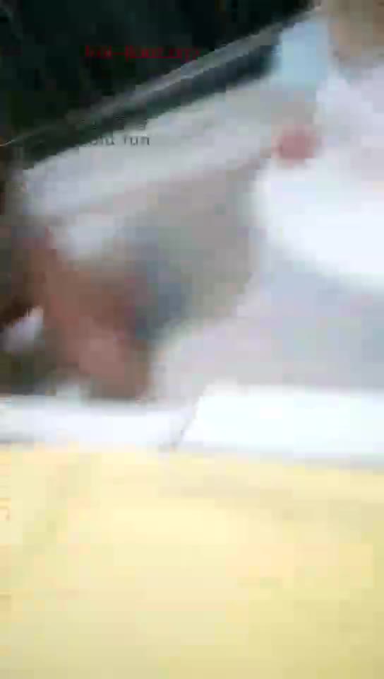 格格 被窝里享受贱奴舔脚 然后揍他 