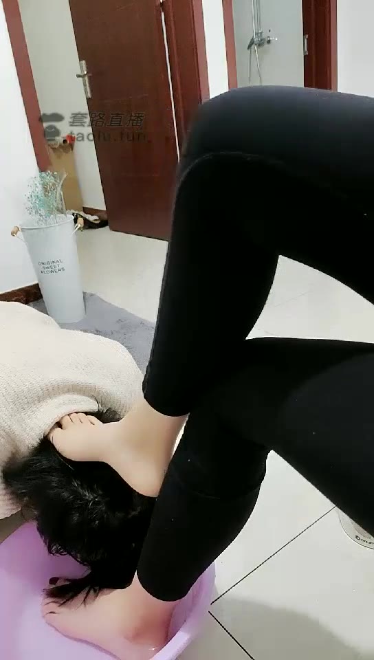 冰女王 洗脚水窒息女奴 头踩盆里洗头 