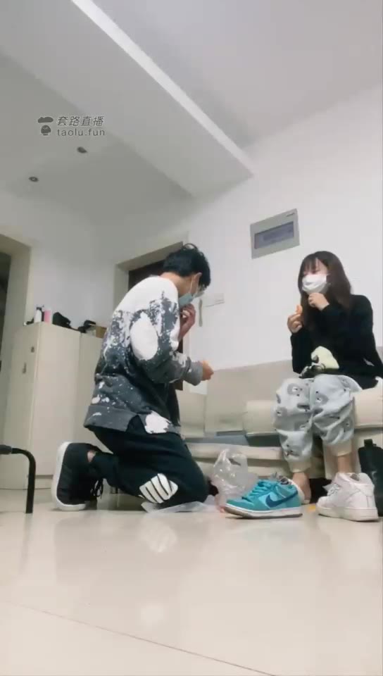 西怡 小姑娘居家训狗 