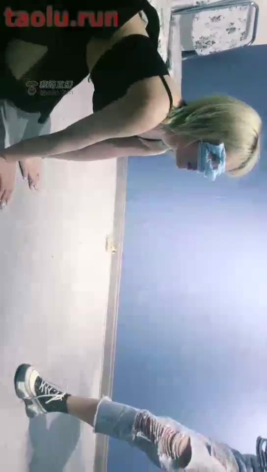 女M安蔓 高清 素人家里一堆集体玩 