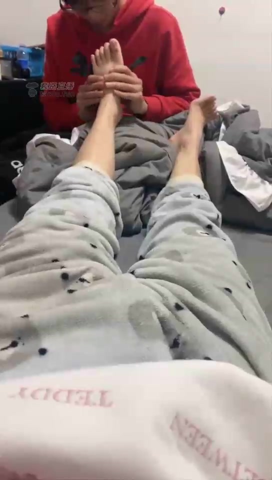 西怡 舔脚狗喝洗脚水 伺候我洗脚 