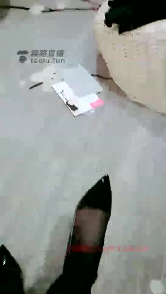 御妈大大 棉袜换黑丝 舔超美白脚 