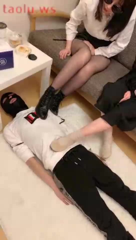 南乔大小姐 处罚羞辱偷闻鞋的家奴 