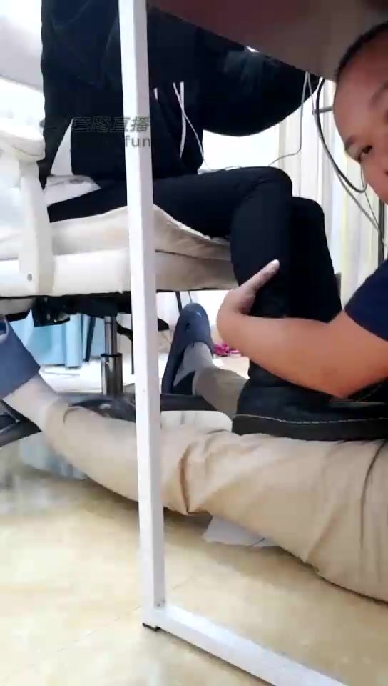 男M 素人女学生玩游戏 我在脚下伺候给她按摩 