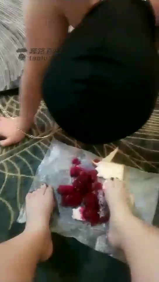 芯瑶 强制喝牛奶洗脚水 踩水果脚喂食 
