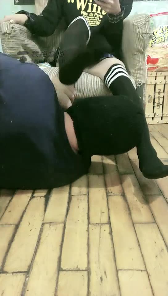 雯雯 新来的脚垫 