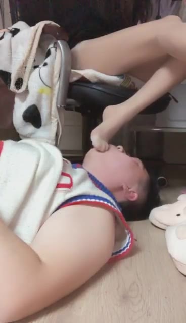 苏儿 用口水喂饱贱狗 脚喂食 操狗嘴 