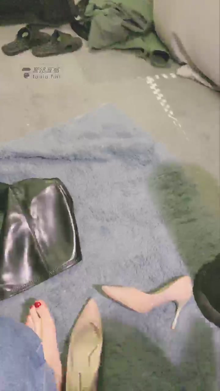 妖妖学姐 贱奴骚到喝自己的尿 同好共享 