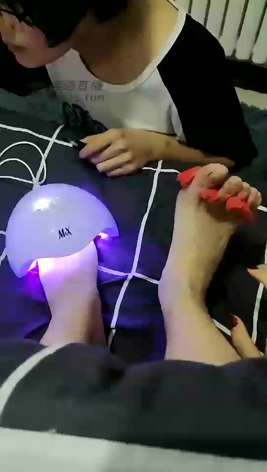 冰女王 女奴给女主人修脚指甲 涂指甲油 