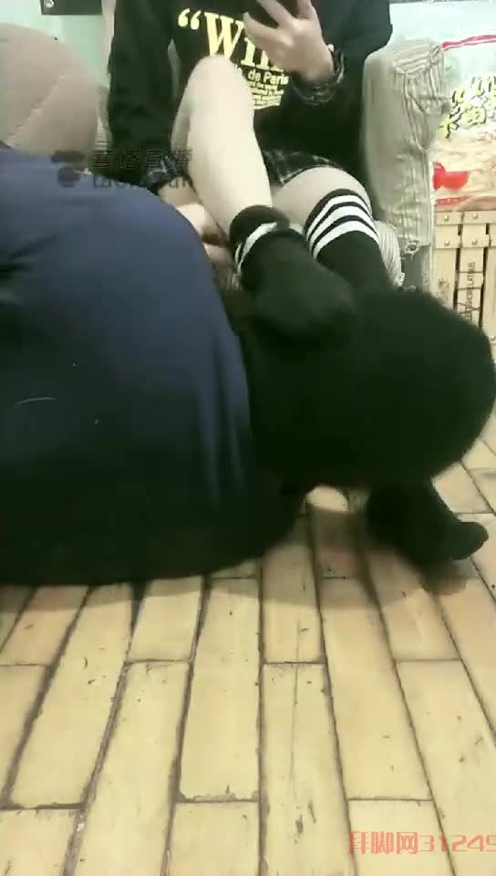 雯雯 新来的脚垫 长筒袜丝袜 小白鞋 