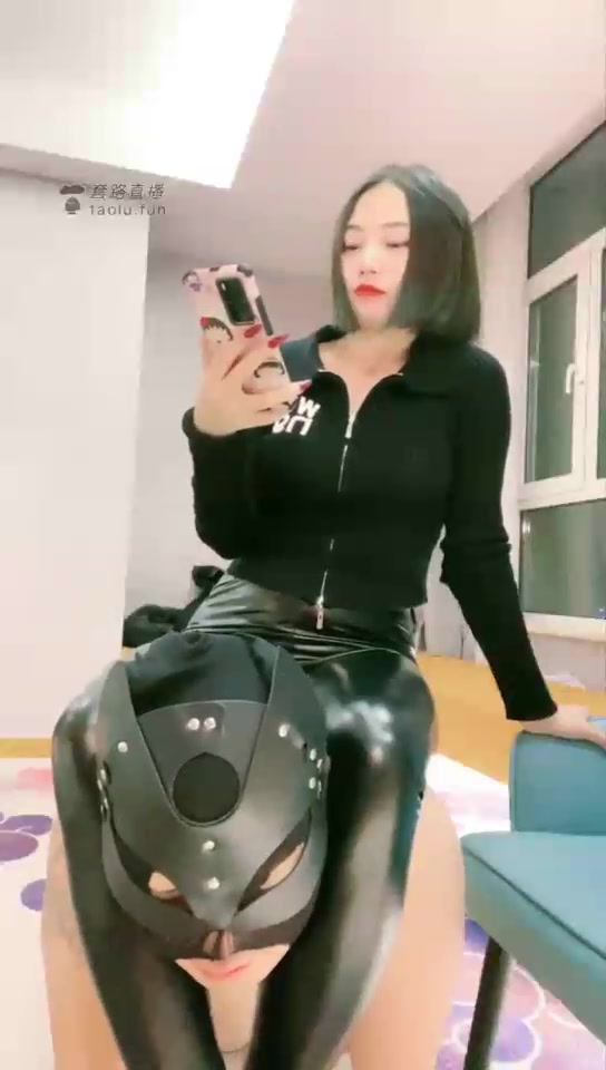 小拽主人 高清 人体家具 骑脖子 