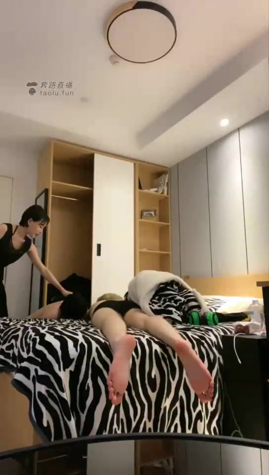 不一样的感动 高清 伺候情侣主 