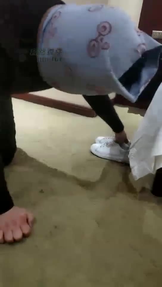 女帝情侣 贱狗舔干净女主两双鞋子 