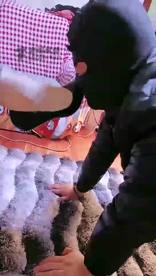 故梦琉璃 犯贱的水电工偷闻丝袜 强迫圣水 