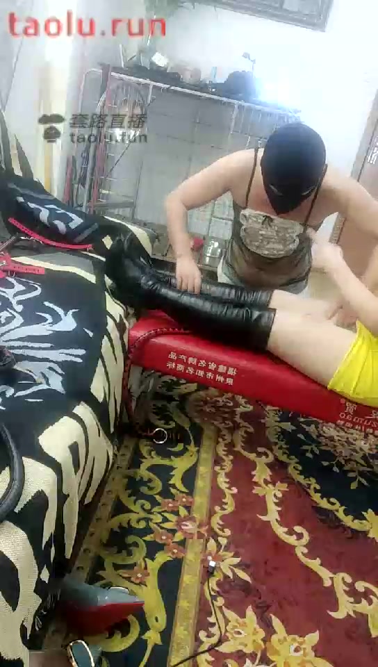 青岛燃主 狗笼子里养贱狗 非要喝圣水 