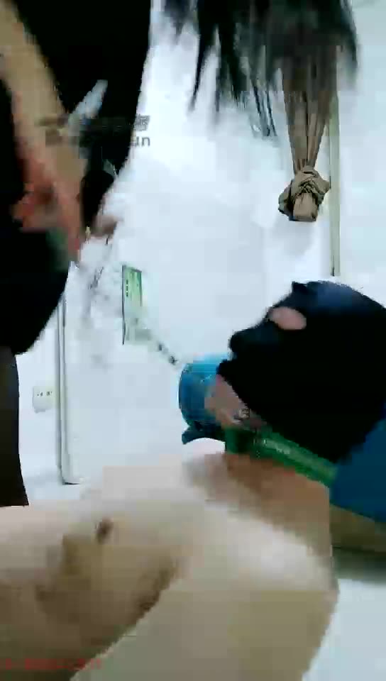 冰冰女主 小奶狗舔脚钻胯 耳光遛狗 