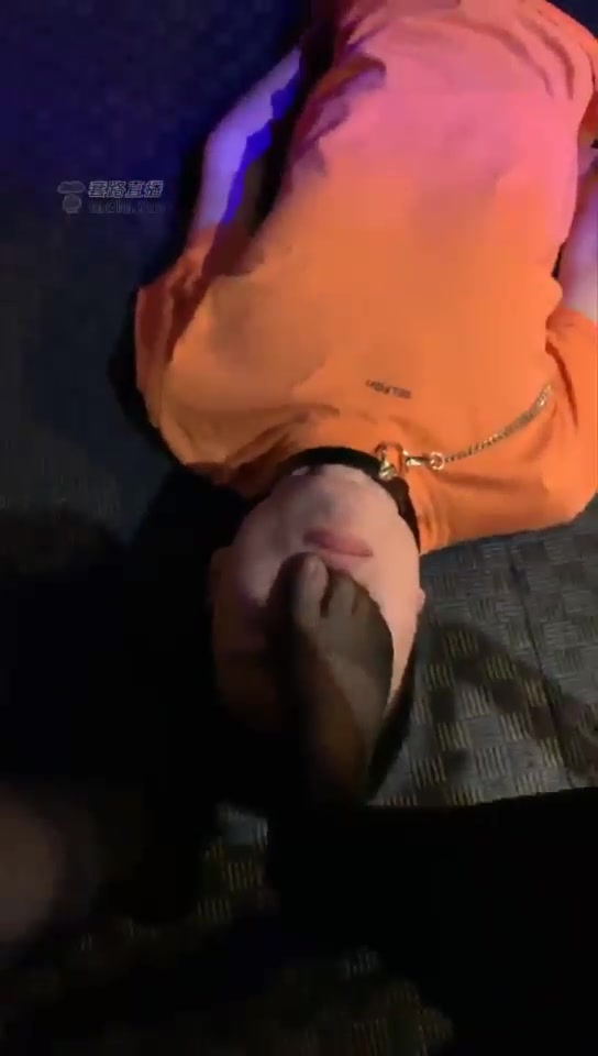 Fiona大人 贱狗迟到被严厉的主人惩罚 鞭打 耳光 遛狗 钻裆
