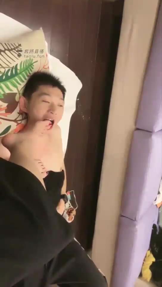 露露 娱乐 想脚夹着喂狗狗抽烟 