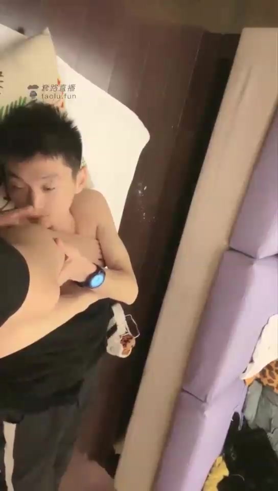 露露 娱乐 想脚夹着喂狗狗抽烟 