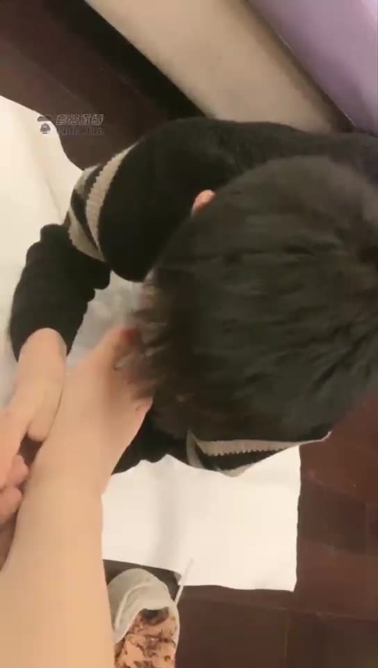 露露 熟人狗狗舔脚 边喝酒边让狗舔脚 运动鞋棉袜 