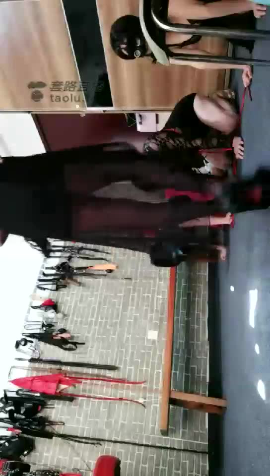 雾凌霜寒 闲暇午后调教多女奴 