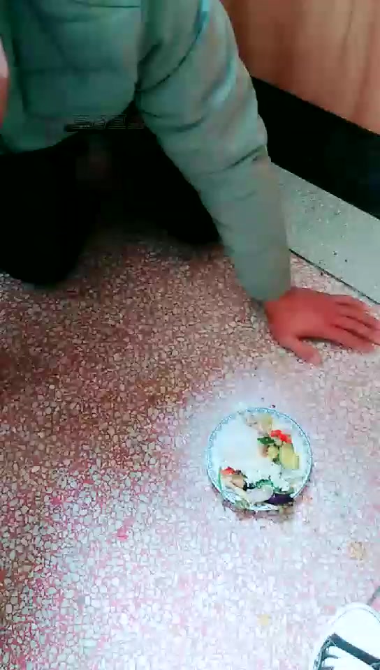 微微女王 在户外餐厅里调教贱狗 