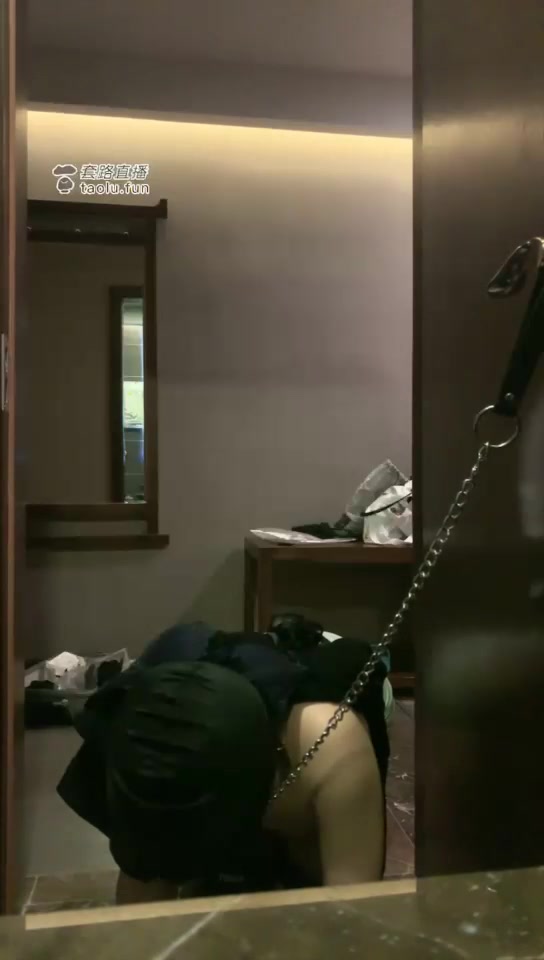 栀栀女士 和狗子在一起 跪在床下伺候着 