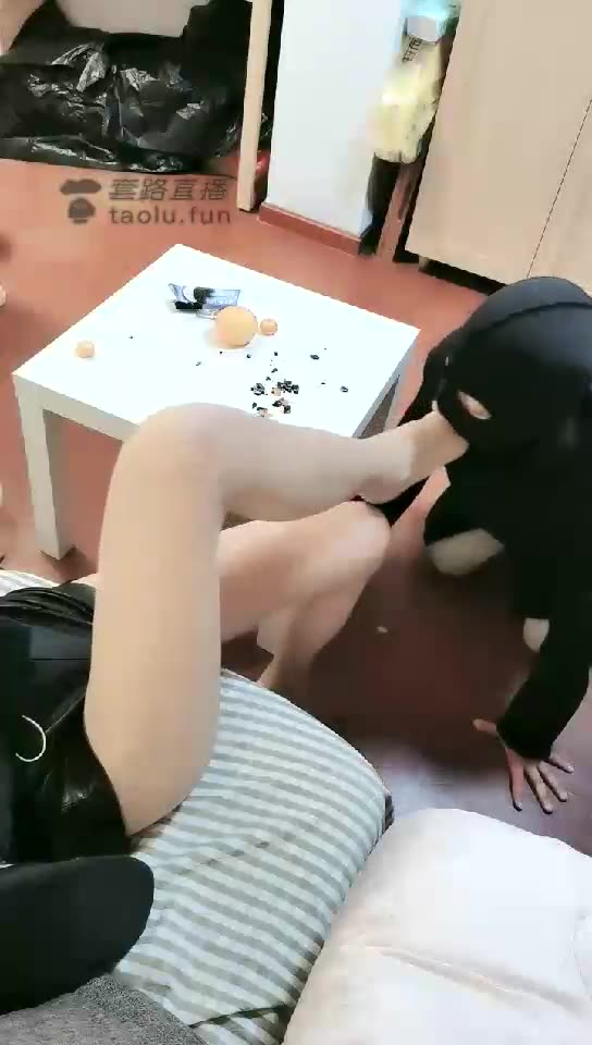 蜘蛛女王 脚喂食宠物狗夜宵