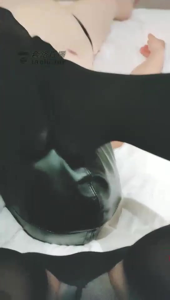 momo圈 高靴重踩 黑丝虐嘴