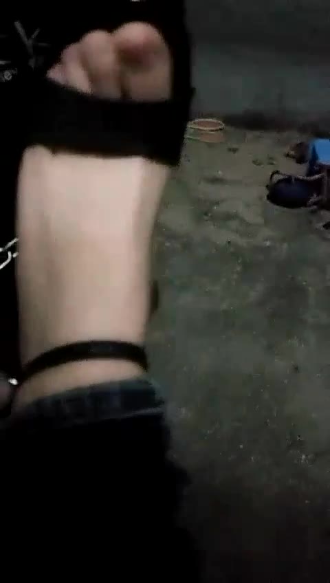 夫妻娜主 喂新收的狗狗圣水