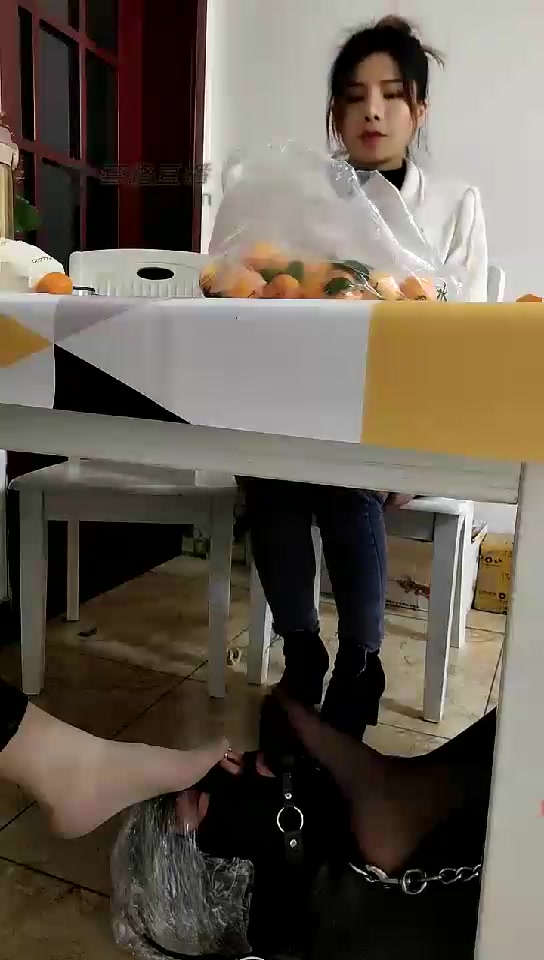 安琪 强制餐桌下给三主除臭
