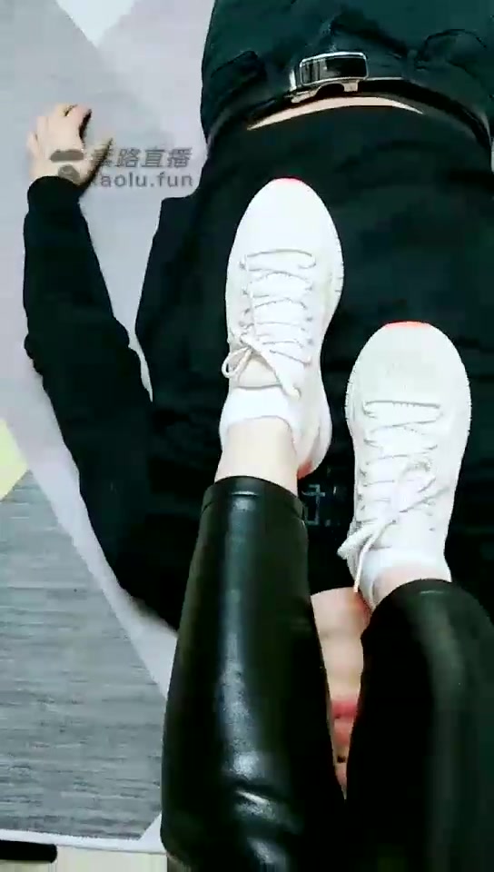 王妃 小白鞋玩脚下狗