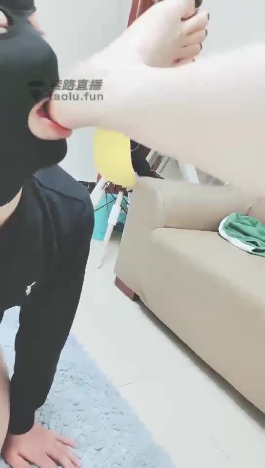 皇 洗脚 啃脚皮 恋足的狗狗