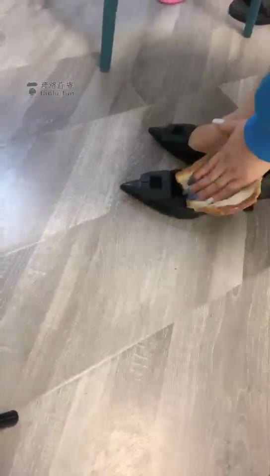 琳琳 02年小贱狗 吃面包鞋垫