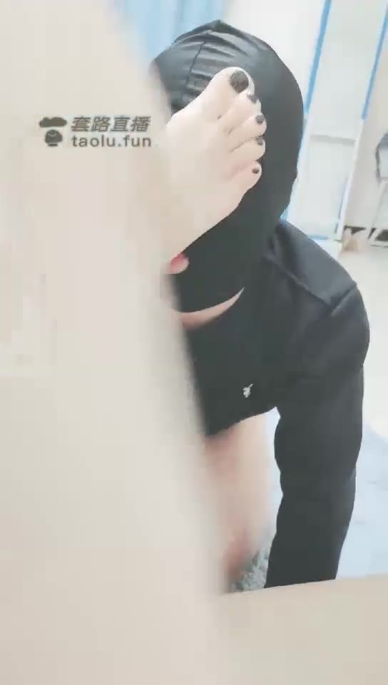 皇 狗狗舔脚舔的受不了了 还的继续 主人还没舒服够呢