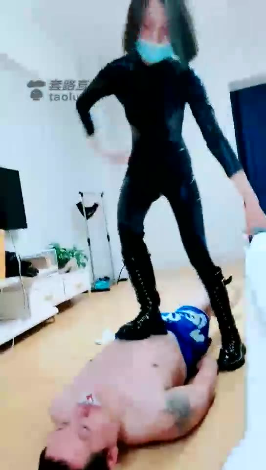 蜘蛛女王 皮裤女神往死里揍 各种踢踹踩