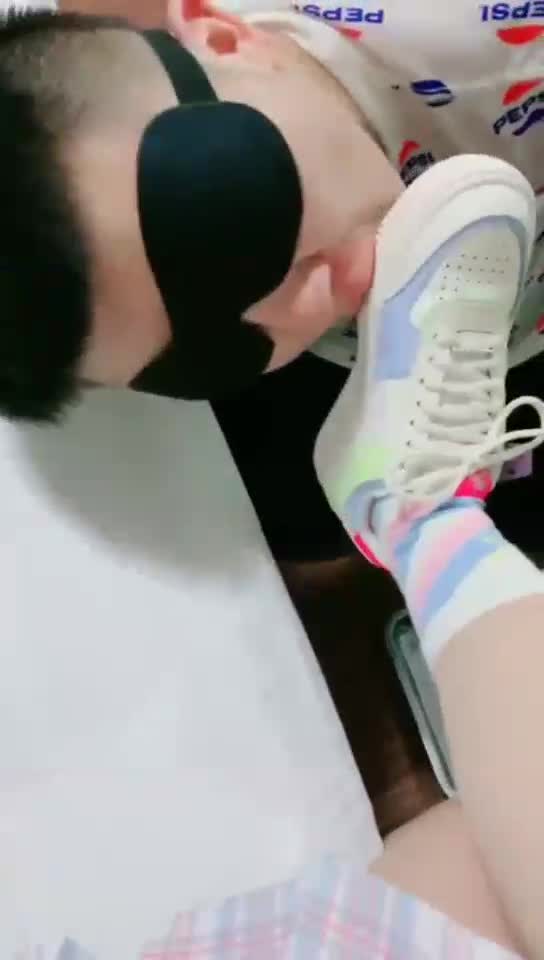 Xiao Jia’s first time, licking shoes, smelling socks, licking feet, feeding full weight
