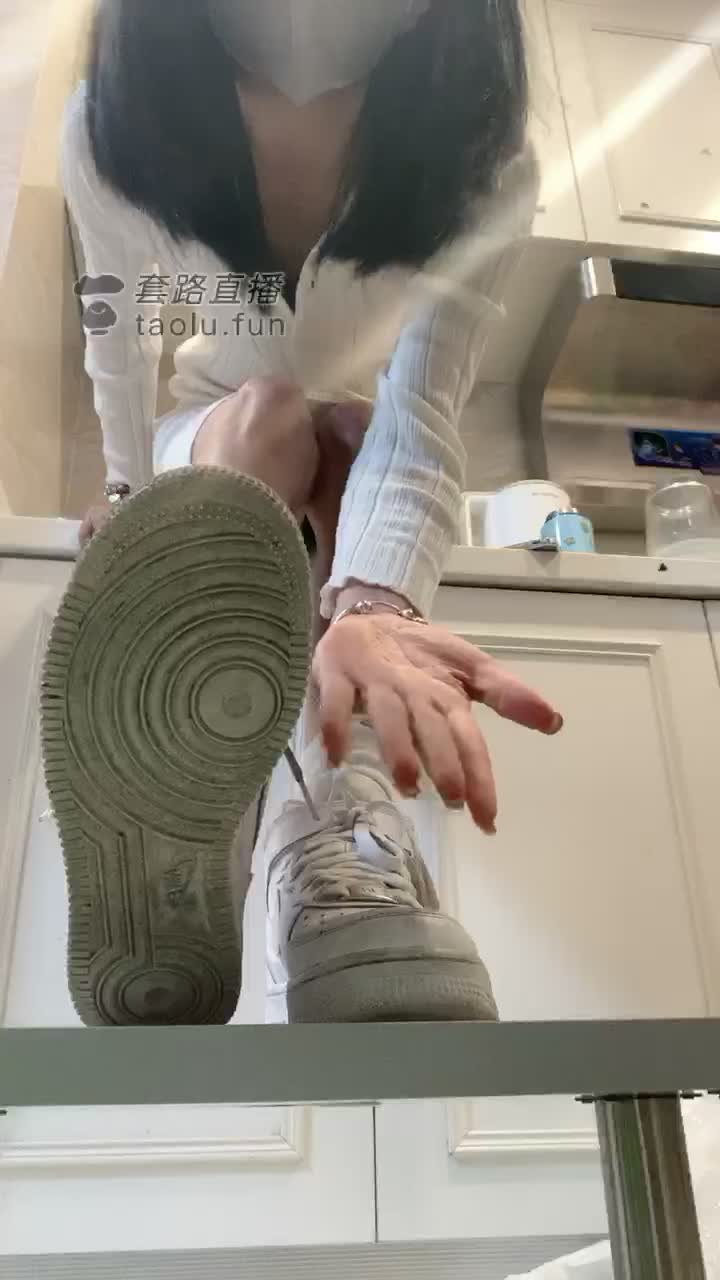 Stomping on the soles to humiliate, insult you