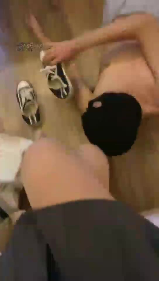 欣蕊 帆布鞋丝袜玩武汉狗奴 踩踏 耳光 钻胯