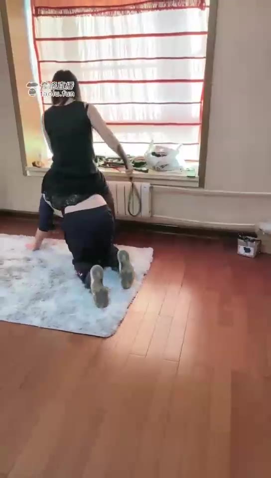 唯雅 瞒着家里人找女王调教